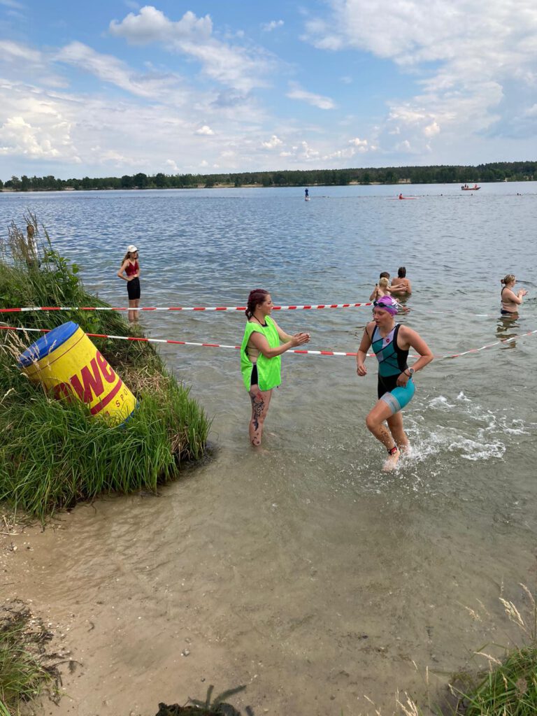 Lisa Spierling beim Wasserausstieg
